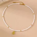 Zarte weiße Perlenkette mit goldenem Muschelanhänger und praktischer Verlängerungskette. - Seeschnecken Stil (NS0038hailuo)
