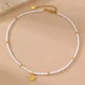 Elegante weiße Perlen Schlüsselbeinkette mit Goldfisch Anhänger für Damen Modeschmuck. - Kleiner Fisch Anhänger (NS0038yu)