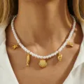 Schicke Perlenkette mit goldenen Muschel- und Seestern-Anhängern, elegante Meeres-Halskette. - Muschel Stil (NS0026)