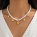 Bezaubernde Perlen-Choker-Halskette im Ozean-Stil mit goldenen Stern- und Muschelanhängern für Damen. - Seestern Stil (NS0025)