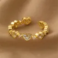 Goldfarbener offener Ring mit funkelnden Herz Zirkonia Steinen, elegantes verstellbares Schmuckstück. - Herz-Stil (RZ0908aixin)