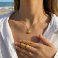 Goldene Muschel Halskette Ohrringe Set Edelstahl minimalistischer Schmuck fur Damen - Muschel-Stil (SZS0023taozhuang) / Gold