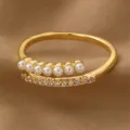 Vergoldeter offener Ring mit zarten Perlen und funkelnden Zirkoniasteinen für Damen. - Perlen-Stil (RZ0908zhenzhu)