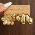 Goldfarbenes Metall Ohrring Set mit Blumen und Tropfen Form, stilvoller Vintage Modeschmuck. - Gold Kirschblüten Tropfen Set