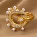 Vergoldeter Halbmond Stern Offener Ring mit Zirkonia und eleganten Perlen für Damen. - Stern-Mond-Perlen-Strassreihen-Stil (RZ0909xingyue)