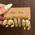 Set aus goldenen Metall-Ohrringen, minimalistisches Retro-Design, eleganter Damenschmuck. - Gold Glattes Reifen Set