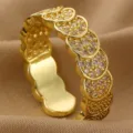 Vergoldeter Ring mit verbundenen runden Scheiben, besetzt mit funkelndem Zirkonia. - Strass-Verbundener Scheiben-Stil (RZ0909yuanxing)