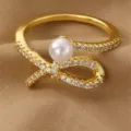 Vergoldeter verstellbarer Ring mit funkelndem Zirkonia Pave und edlem Perlen Akzent fur Damen. - Schleifen-Perlen-Stil (RZ0910sidaijie)