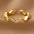 Vergoldeter gewellter offener Ring mit funkelnden Zirkonia, verstellbarer edler Modeschmuck. - Kurven-Stil (RZ0911quxian) / Gold