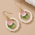 Encantadores pendientes de perlas con colgantes de tulipán rosa y ganchos dorados mujer. - Estilo Tulipán Rosa / Rosa