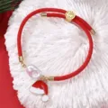 Weihnachten rot geflochtenes Seil Armband mit Perle und Weihnachtsmannhut Anhänger Detail. - Weihnachtsmütze Anhänger (BZ2230maozi)