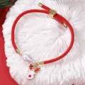 Rotes geflochtenes Weihnachtsarmband Detail mit weißer Barockperle und Rentieranhänger. - Rentier Anhänger (BZ2230milu)