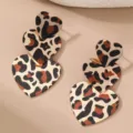 Leopardmuster dreifache Herz Ohrringe, stilvoller Metall geometrischer Schmuck für Damen. - Dreilagiger Farbverlauf-Herz-Hänge-Stil (HBE0111)