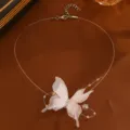 Elegante collana girocollo con farfalla in chiffon rosa e lenza da pesca invisibile - Rosa