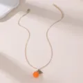 Elegante goldfarbene Kette mit einem süßen Fruchtanhänger und grünem Blatt für Damen Schmuck. - Orange Orangen Stil