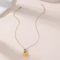 Detailansicht der süßen Zitronen Anhänger Goldkette Halskette, trendiger Frucht Modeschmuck. - Gelber Zitronenstil