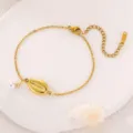 Nahaufnahme Detail der goldfarbenen Kette Armband mit Muschel Anhänger und Perlen. - Einzeln Perlmutt / Gold