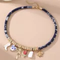 Blaues Stoffkordel-Halsband mit Goldperlen und vielen Anhängern Variante, schickes Choker-Design. - Dunkelblau Druck Multi Anhänger Stil