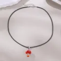 Detailansicht der schwarzen Kordelkette mit rotem Glaspilz Anhänger und silberner Verlängerungskette. - Rot Weißer Pilz Stil (NZ3310-A)