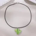 Grüne Kaktus Glas Anhänger Halskette an schwarzer Wachskordel, minimalistische Detailansicht. - Grüner Kaktus Stil (NZ3310-C)