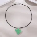 Detailaufnahme der grünen Kaktus Glasanhänger Halskette mit feiner schwarzer Wachskordel. - Hellgrüner Kaktus Stil (NZ3310-D)