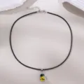 Nahaufnahme der schwarzen Wachskordelkette mit einem niedlichen gelben Bienen-Glasanhänger. - Kleine Biene Tier Stil (NZ3310-I)