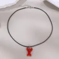 Detailansicht einer schwarzen Wachskordel Kette mit einem niedlichen roten Hummer Glasanhänger. - Rot Hummer Stil (NZ3310-F)