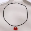 Detailansicht der schwarzen Damen Kordelkette mit einem roten Glas Krabben Anhänger. - Rot Krabbe Stil (NZ3310-E)