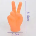 Grappige oranje vinyl vingerpop hand voor interactief kattenspel en speelse plagerij - Overwinningsgebaar