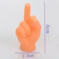 Grappig mini vinyl vingerpopje speelgoed voor katten, oranje handvorm, 6cm hoogte - Middelvingergebaar