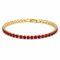 Goudkleurige tennisarmband met schitterende rode zirkoniastenen in een klassiek lijnontwerp. - Rode Zirkonia
