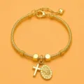 Bracciale in catena di serpente dorata con croce e ciondolo ovale, gioiello elegante da donna. - Stile F