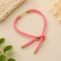 Roze Milan koord armband, verstelbaar schuifkraal ontwerp, stijlvol DIY sieraden accessoire. - Felroze