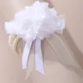 Detailansicht der eleganten weißen Stoffblumen-Handgelenkblume mit doppelten Perlen. - Weißer Blumen Künstlicher Perlenstil (WDB0001-2)