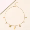 Nahaufnahme Details der goldenen Strand Ozean Charm Halskette mit Muschel Stern und Buchstaben. - Buchstabe Q Stil (NZ3241-Q) / Gold