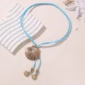 Hellblaue Wildlederband Halskette mit einem goldem Muschelanhänger Strand Stil Schmuck. - Muschel (NZ3246)
