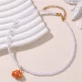 Schicke Perlenkette mit orangem Fisch Anhänger und feiner Kette für stilvolle Damen. - Orange (NZ3247)