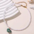 Elegante weiße Perlen-Choker-Halskette mit süßem grünem Fisch-Anhänger und goldenem Verschluss. - Grün und Weiß (NZ3247)