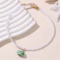 Weisse Perlenkette mit blauem Schildkroeten Anhaenger, elegante Damen Schluesselbeinkette. - Blau und Grün (NZ3247)