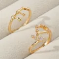 Detailaufnahme von goldenen Sternbild Offenen Ringen mit funkelnden Zirkonia auf Schmucktablett. - Vergoldeter Typ - Löwe (RZ0816)
