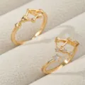 Nahaufnahme des goldenen Sternbild-Offenrings mit funkelnden Zirkonia-Sternen. - Vergoldeter Typ - Waage (RZ0816)