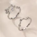 Nahaufnahme des silberfarbenen Sternbild- und Sternen-Ring-Sets mit funkelnden Kristallen. - Weißgold Vergoldeter Typ - Fische (RZ0817)