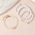 Detailansicht des mehrlagigen Perlen- und Perlen-Sternzeichen-Armbandsets mit goldenem Stern. - Widder / 4-teiliges Set