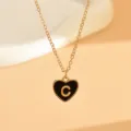 Nahaufnahme der goldenen Kette mit schwarzem Emaile-Herzanhänger und dem Buchstaben C. - Buchstabe C (NZ2864) / Schwarz