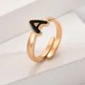 Vergoldeter verstellbarer Initialenring mit schickem schwarzem Emaillierten Buchstaben A. - Buchstabe A / Gold