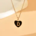 Nahaufnahme der Goldkette mit einem schwarzen Emaileherzen und dem Buchstaben D Anhaenger. - Buchstabe D (NZ2864) / Schwarz