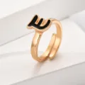 Nahaufnahme eines vergoldeten offenen Rings mit schwarzem Buchstaben, verstellbares Design. - Buchstabe E / Gold