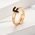 Modischer verstellbarer goldfarbener Initialen Ring mit schwarzem Emaille-Schmuck. - Buchstabe F / Gold