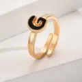 Verstellbarer goldener Buchstabenring mit schwarzem Emaille-Akzent, minimalistischer Schmuck. - Buchstabe G / Gold