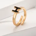 Verstellbarer goldener Offener Ring mit schickem schwarzem H-Buchstaben für Damen Mode. - Buchstabe H / Gold